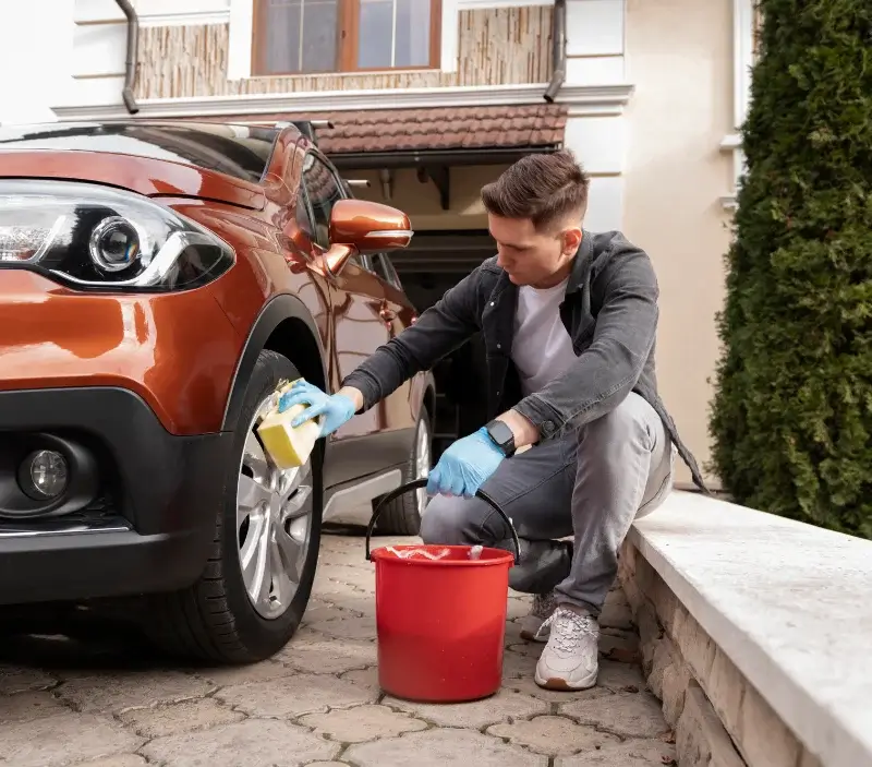 Lavage auto à domicile La Roche-Maurice : professionnel intervenant sur un véhicule